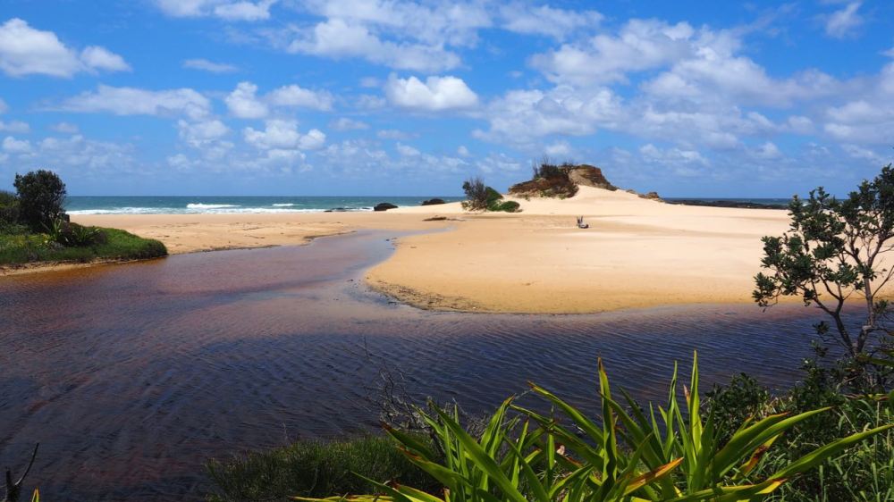 Rocky knob at the end of the bech